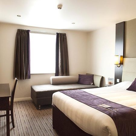 Premier Inn Мертир-Тидвилл Экстерьер фото