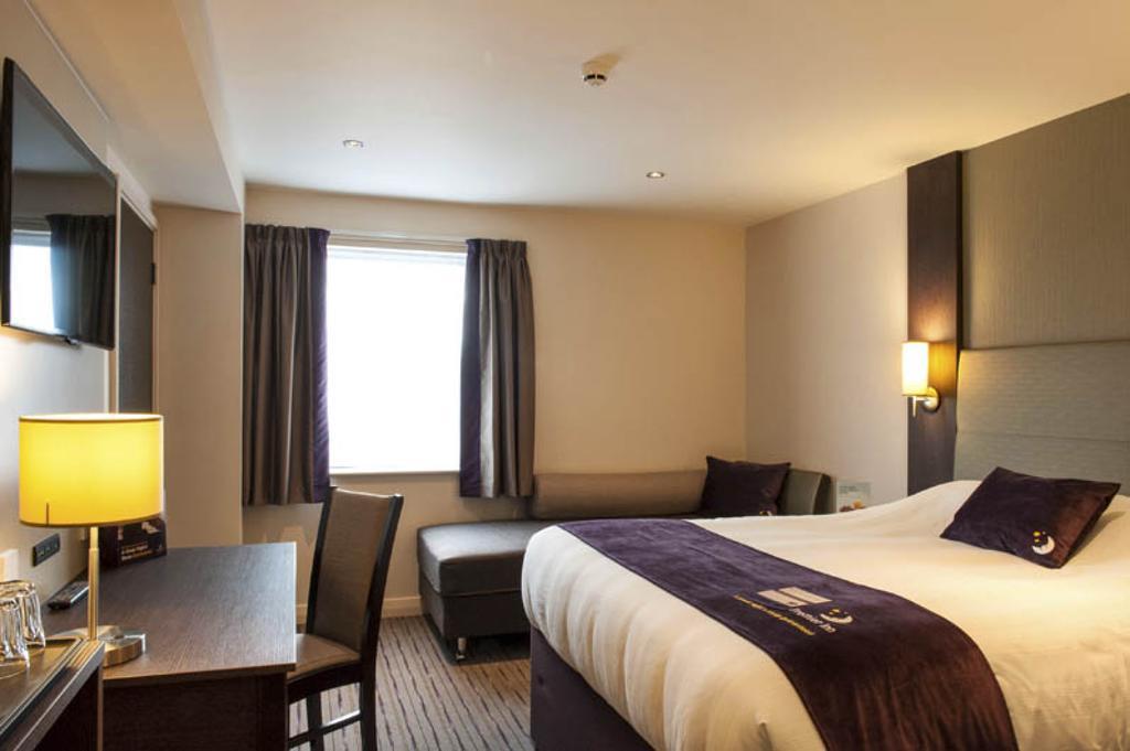 Premier Inn Мертир-Тидвилл Экстерьер фото