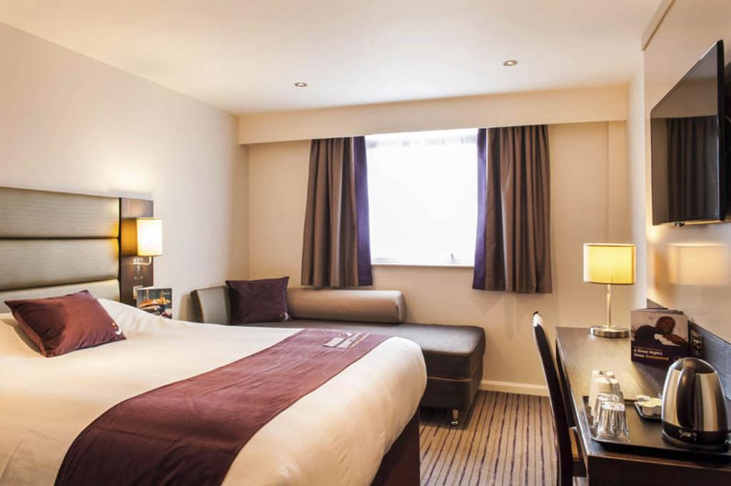 Premier Inn Мертир-Тидвилл Экстерьер фото