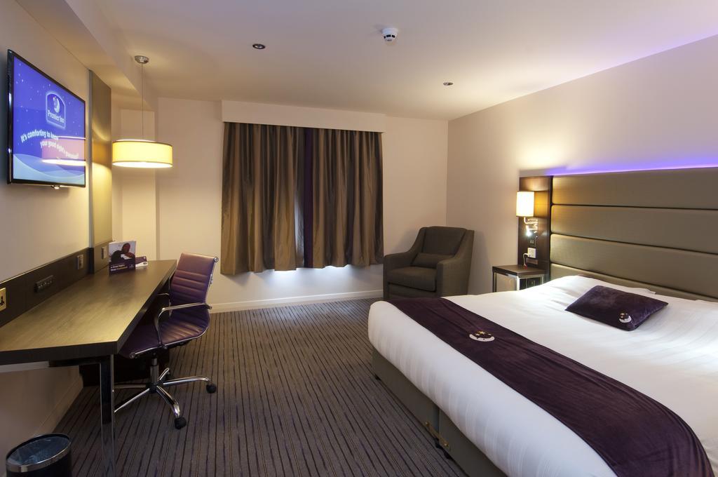 Premier Inn Мертир-Тидвилл Экстерьер фото