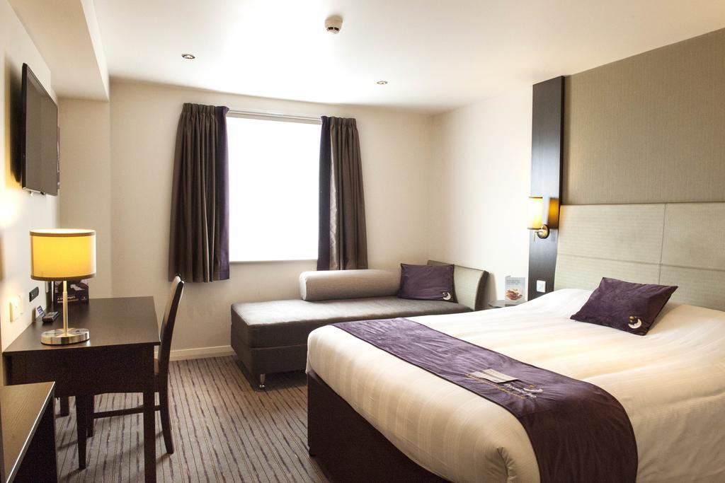 Premier Inn Мертир-Тидвилл Экстерьер фото