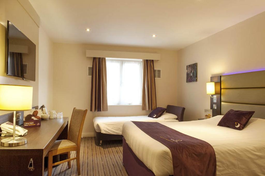 Premier Inn Мертир-Тидвилл Экстерьер фото