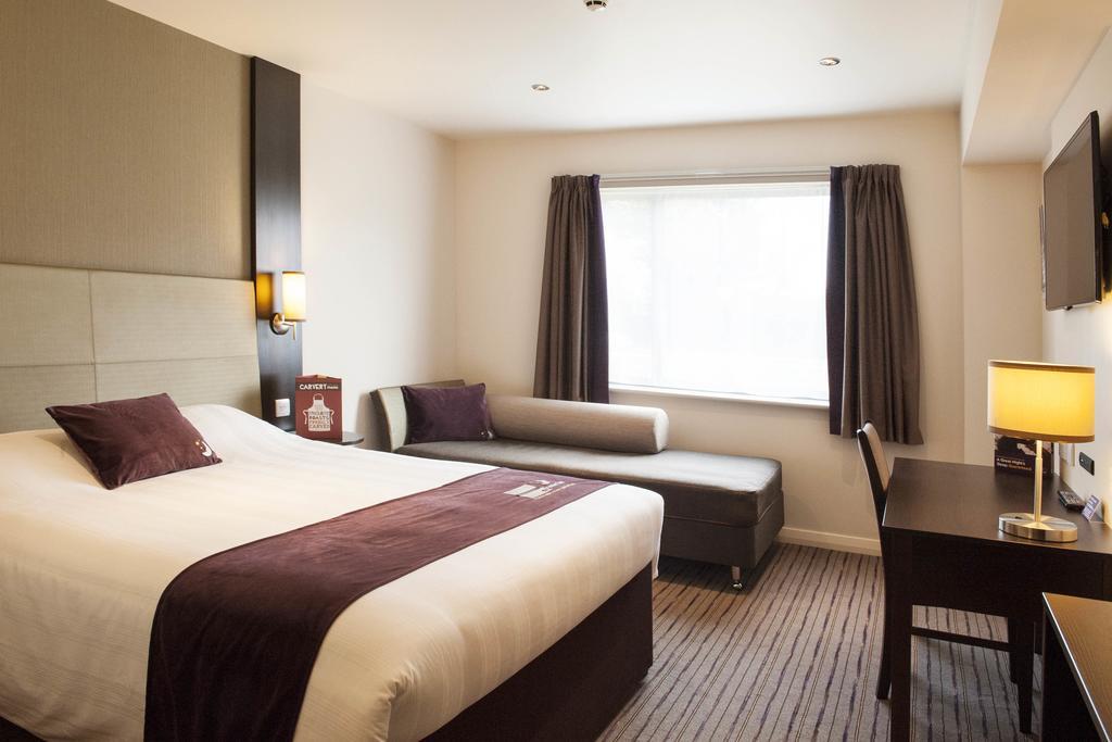Premier Inn Мертир-Тидвилл Экстерьер фото