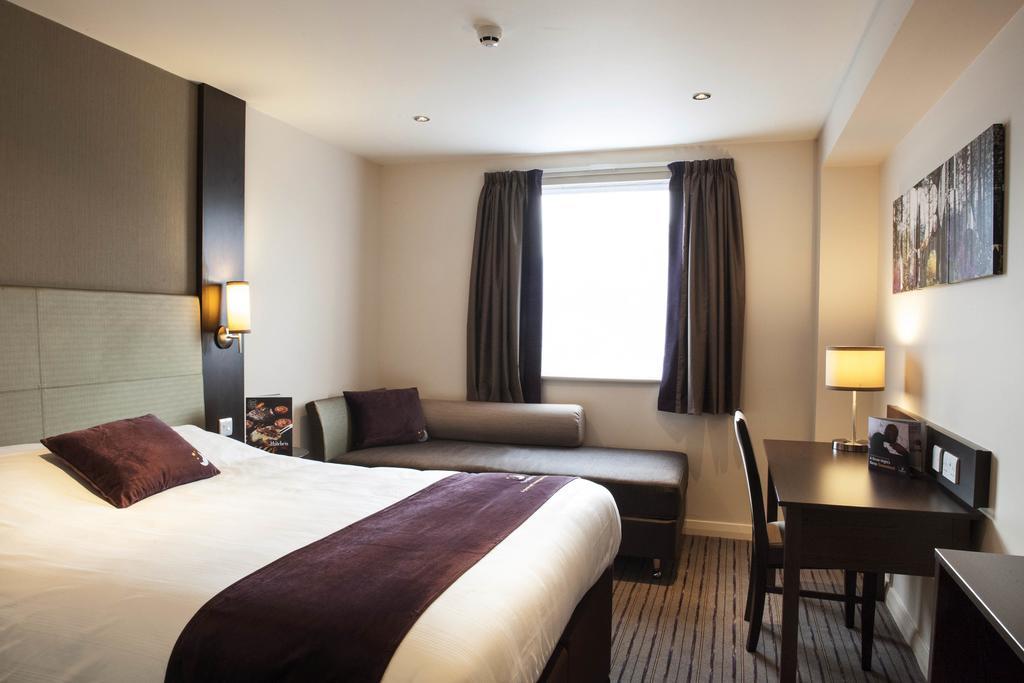 Premier Inn Мертир-Тидвилл Экстерьер фото