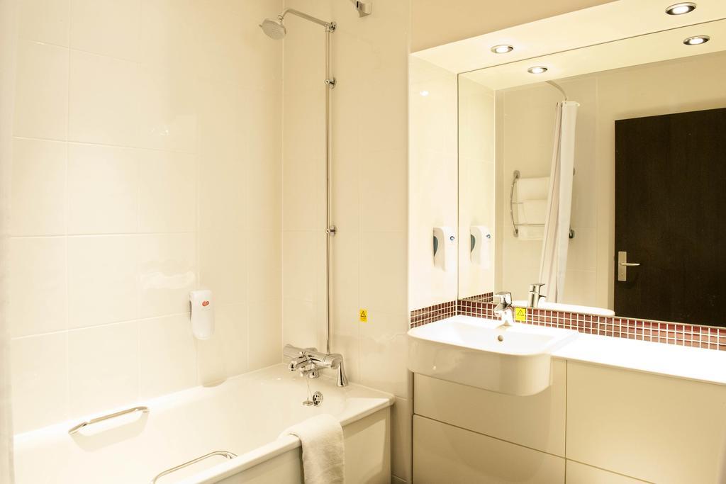 Premier Inn Мертир-Тидвилл Экстерьер фото