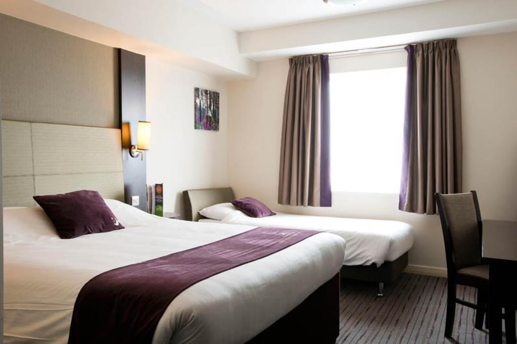 Premier Inn Мертир-Тидвилл Экстерьер фото
