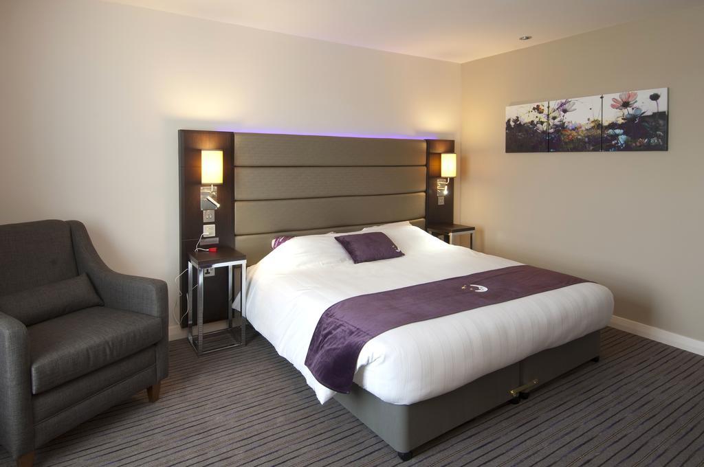 Premier Inn Мертир-Тидвилл Экстерьер фото