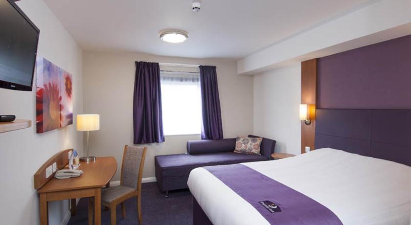 Premier Inn Мертир-Тидвилл Экстерьер фото