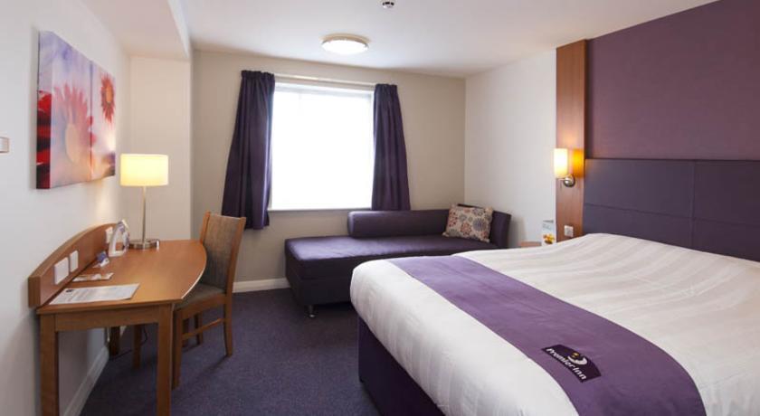 Premier Inn Мертир-Тидвилл Экстерьер фото