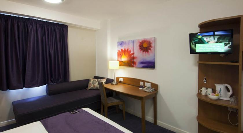 Premier Inn Мертир-Тидвилл Экстерьер фото