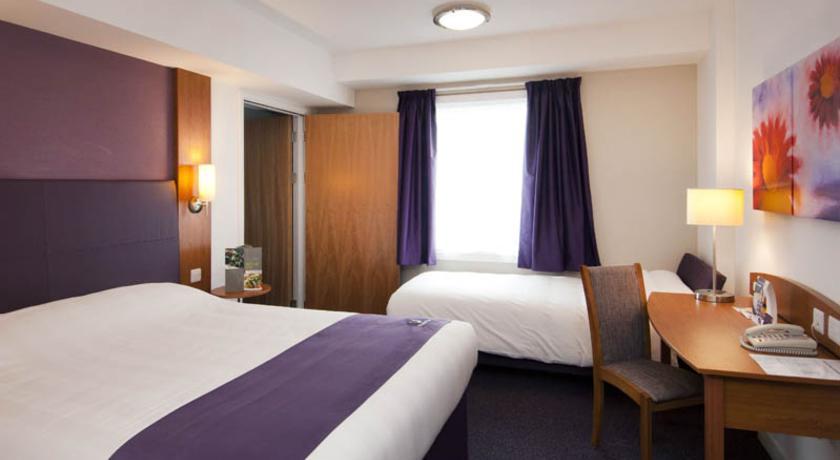 Premier Inn Мертир-Тидвилл Экстерьер фото