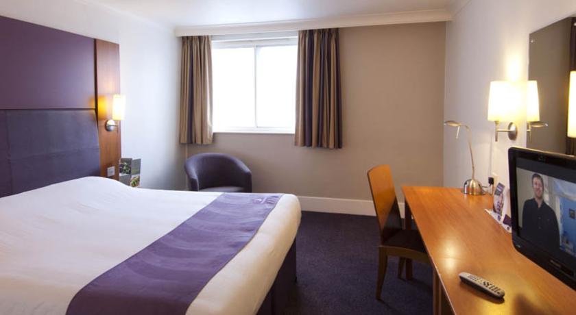 Premier Inn Мертир-Тидвилл Экстерьер фото