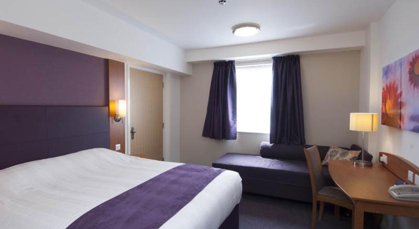 Premier Inn Мертир-Тидвилл Экстерьер фото