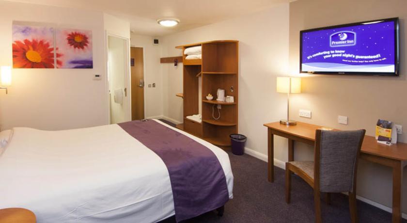 Premier Inn Мертир-Тидвилл Экстерьер фото